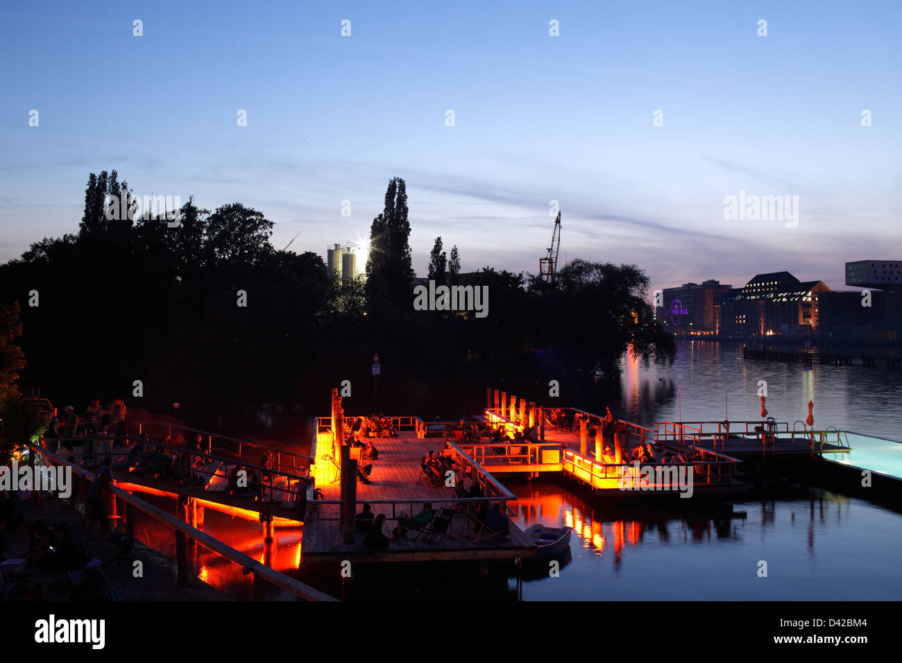 Berlin, Deutschland, das Badeschiff auf der Spree in der Abenddämmerung Stockfoto