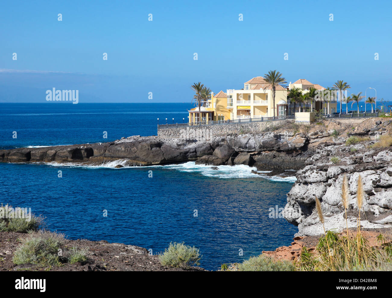 Bunte Ferienorte an der Costa Adeje auf Teneriffa, Kanarische Inseln, Spanien. Stockfoto