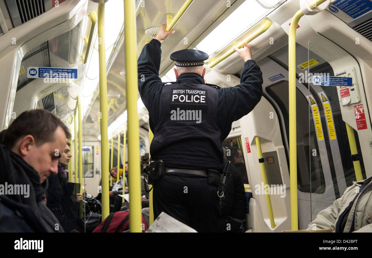 Britischen Transport-Polizist auf unterirdische u-Bahn Stockfoto