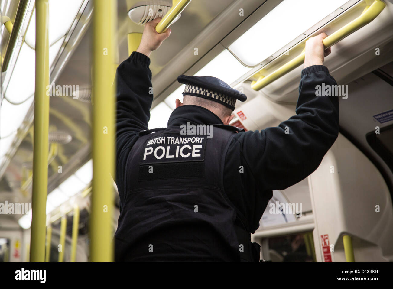 Britischen Transport-Polizist auf unterirdische u-Bahn Stockfoto