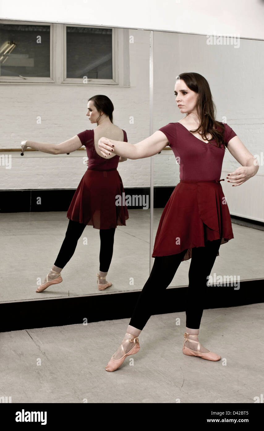 Ballett-Tänzerin Halteposition im Spiegel Stockfoto