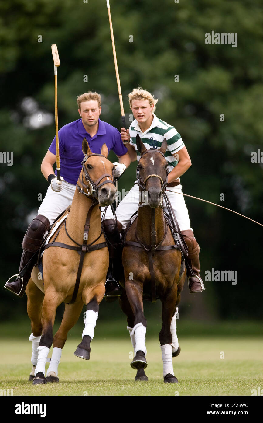 Polo spielen, Rivalität, Spieler schieben Stockfoto