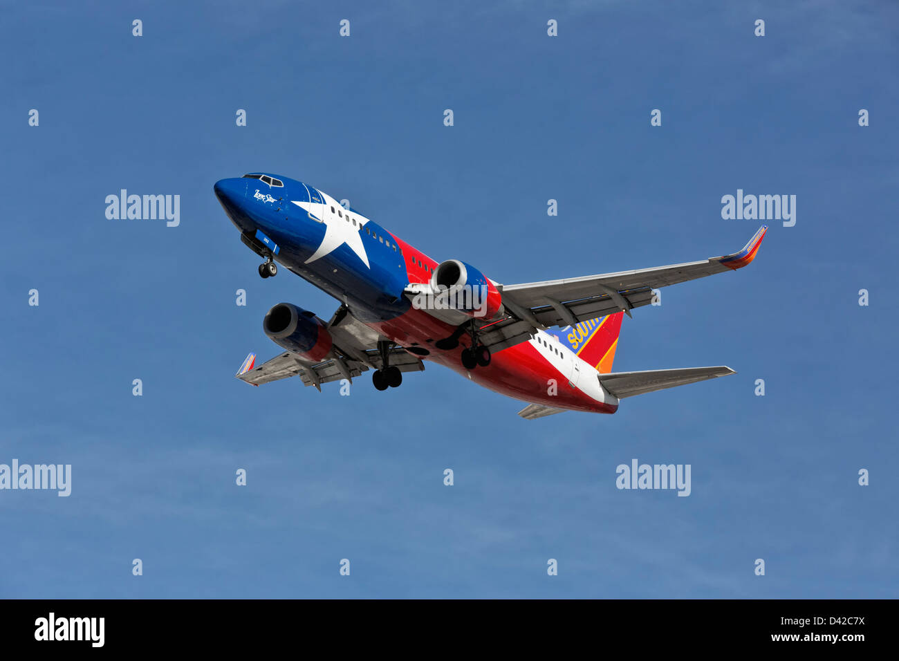 Eine Boeing 737 der Fluggesellschaft Southwest ist im Endanflug - spezielle Texas Zustand-Lackierung Stockfoto