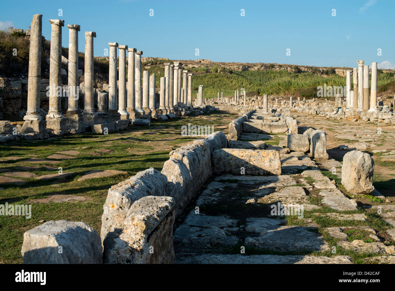 Kolonnaden römische Straße in Perge in der Türkei mit einem Wasserkanal laufen hinunter die Mitte Stockfoto