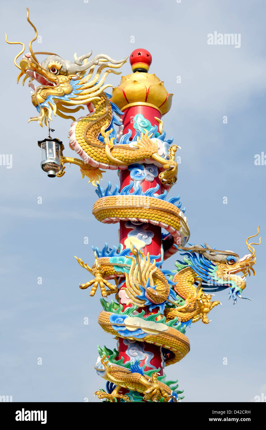 chinesischer Drache und blauer Himmel Stockfoto