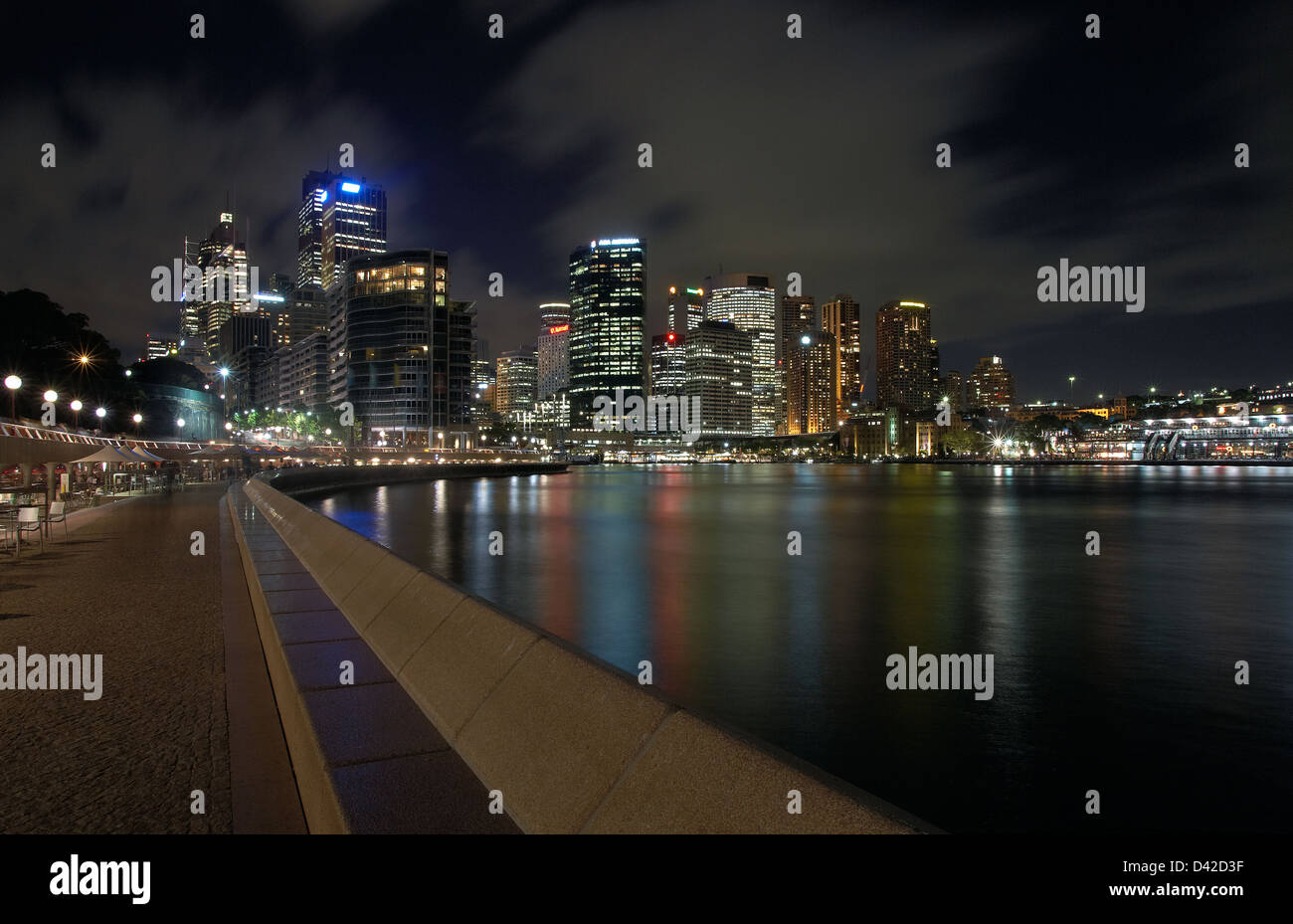 Sydney, Australien, die nächtliche Skyline von Sydney und die Sydney Cove Bucht Stockfoto