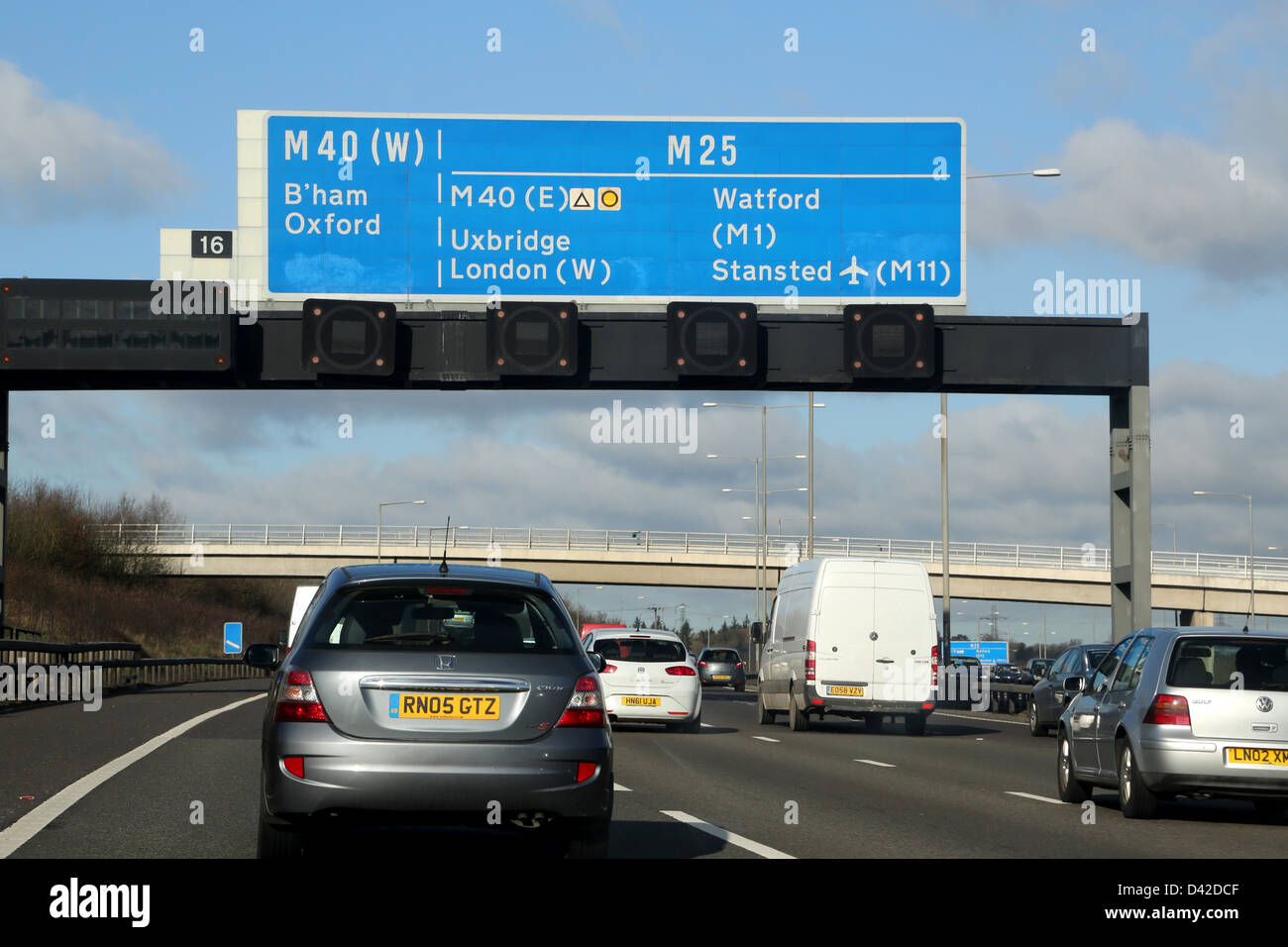 Autos auf der Autobahn M40 Kreuzung mit der M25-England Stockfoto