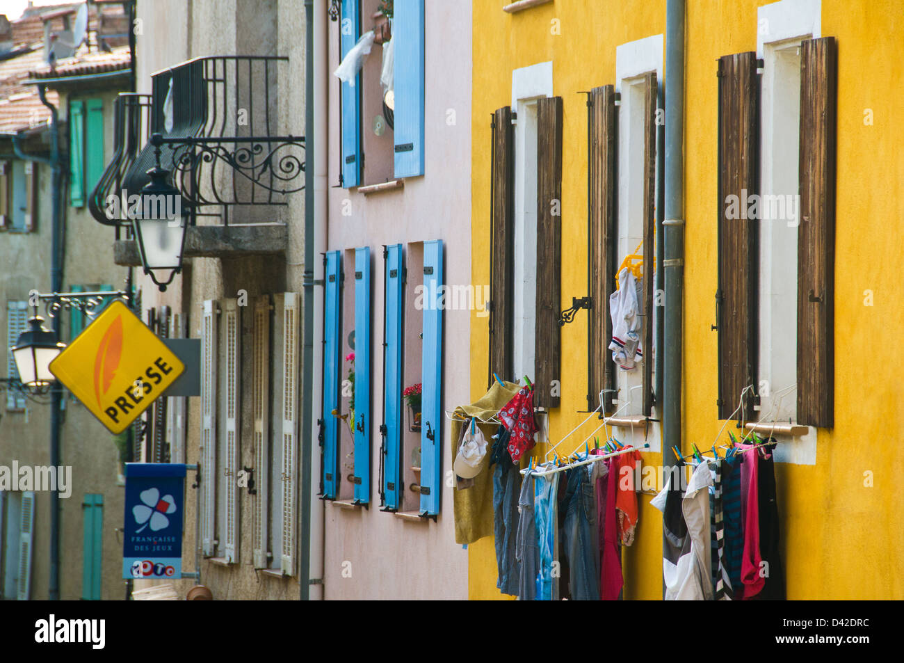 Fassaden der Häuser, Dorf Montauroux, Var, Provence Frankreich Stockfoto
