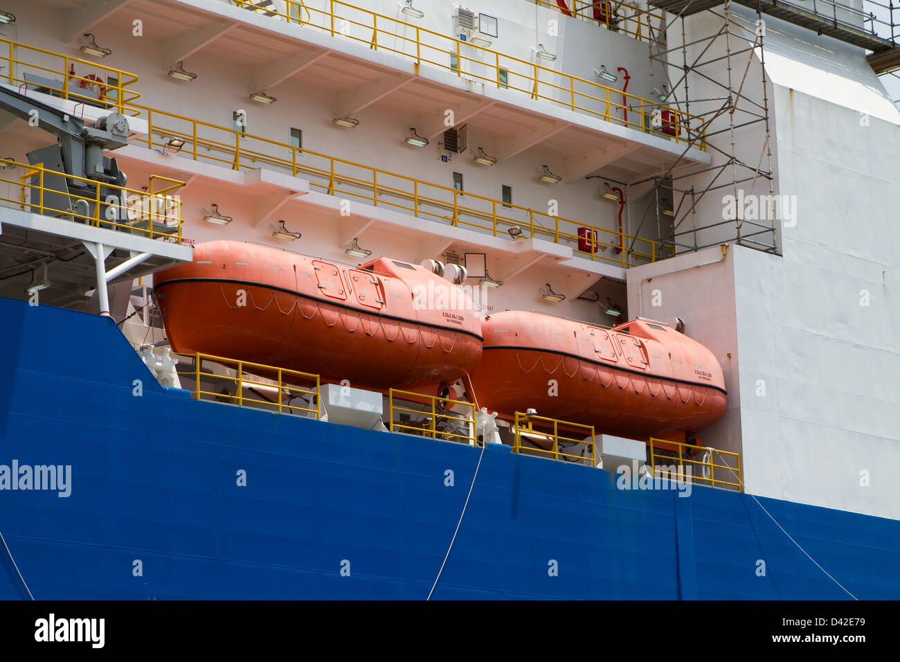 Orange überleben Rettungsbooten sitzen auf dem Deck ein Handelsschiff. Stockfoto