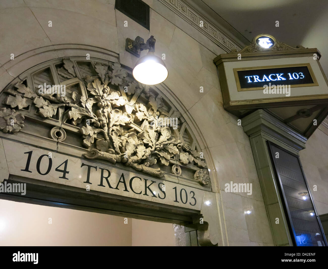 Kunstvolle Steinmetzarbeiten und Zeichen, Train Track Plattform Gateway, #'s 103 und 104, untere Ebene, Grand Central Terminal, NYC Stockfoto