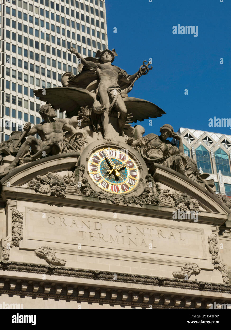 An der Fassade des Grand Central Terminals befinden sich eine Transportskulptur und eine Tiffany-Glasuhr, New York City, USA Stockfoto