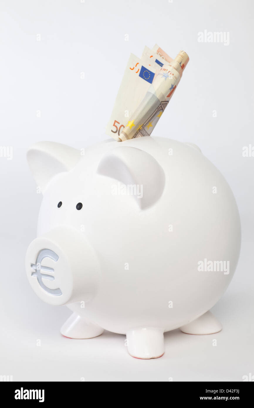 Berlin, Deutschland, ein weißes Sparschwein mit 50 Euro-Banknoten Stockfoto