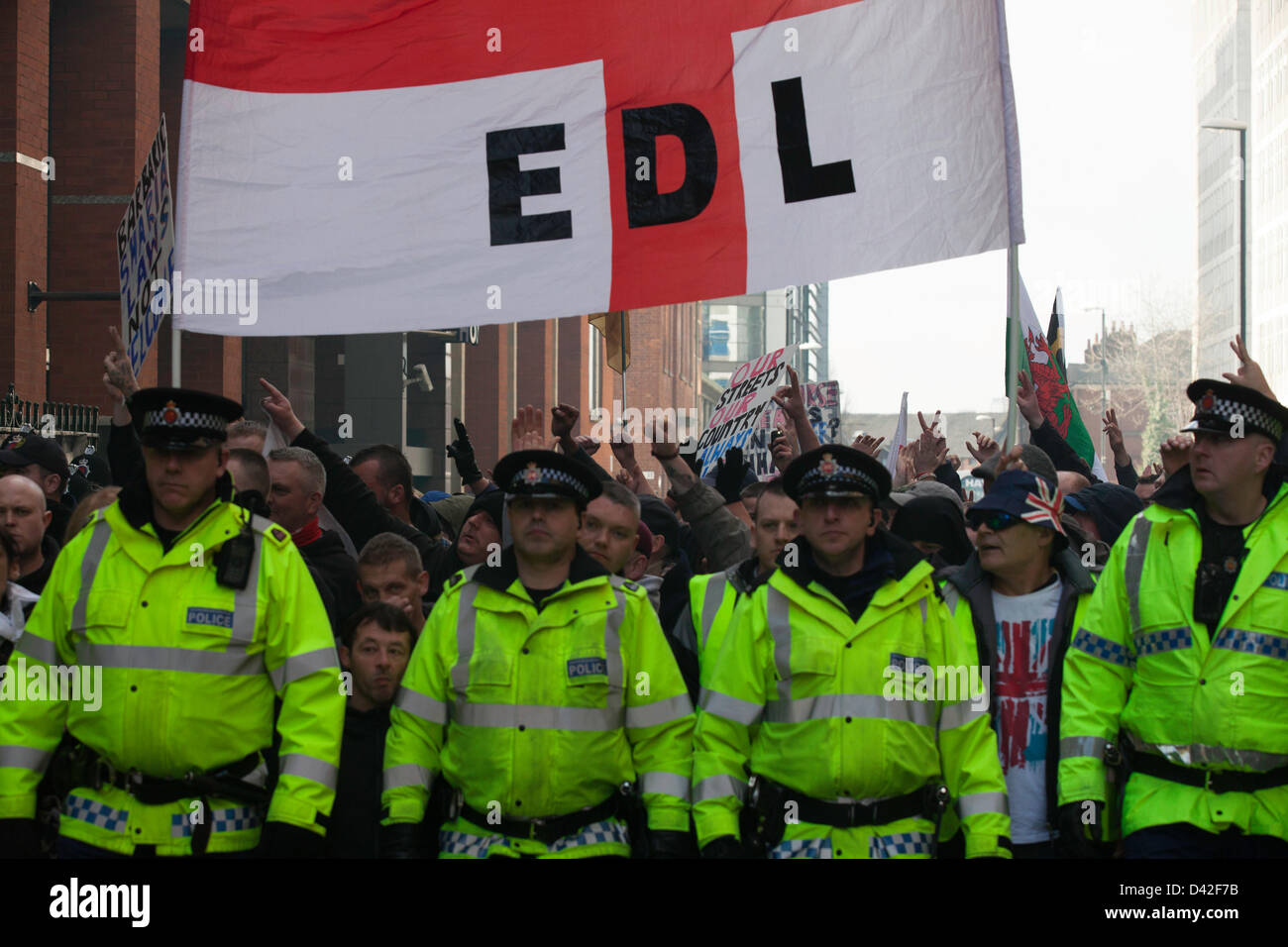 Manchester, UK. 2. März 2013. Mitglieder der rechtsextremen English Defence League (EDL) Zusammenstoß mit der Polizei während einer Protestaktion in Manchester. Rund 300 Mitglieder des Arbeitskreises "Islamophobe" besucht. EDL-Mitglieder skandierten Parolen während marschieren sowie Banner und Fahnen mit den verschiedenen Abteilungen, die in Manchester gesammelt. Bildnachweis: Lydia Pagoni/Alamy Live-Nachrichten Stockfoto