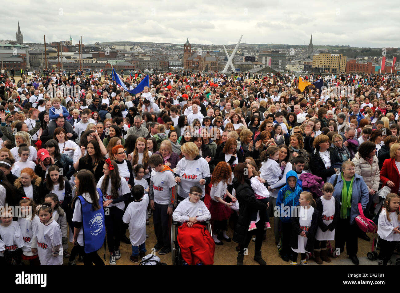 Londonderry, Nordirland. 2. März 2013.  5.678 Erwachsene und Kinder nehmen Teil in der größten Gesang und Tanz-Routine von Musicals "ANNIE" in Londonderry Ebrington Platz. In einem der größten Straße feiern in Großbritanniens Stadt Europas 2013 Teilnehmer sangen und tanzten im Einklang zum Lied "Es ist a Hard Knock Life" für mehr als drei Minuten, um einen Platz im Guinness Buch der Rekorde zu gewinnen. Bildnachweis: George Sweeney/Alamy Live-Nachrichten Stockfoto