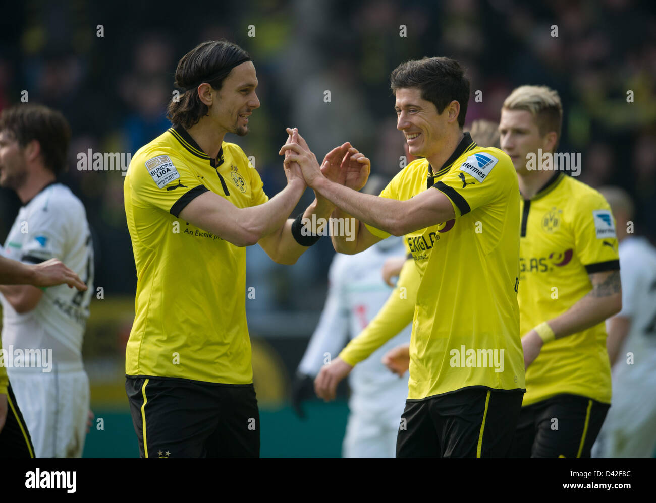 Dortmunds Robert Lewandowski feiert sein Tor zum 2:0 mit Neven Subotic in der deutschen Bundesliga-Fußballspiel zwischen Borussia Dortmund und Hannover 96 am Signal Iduna Park in Dortmund, Deutschland, 2. März 2013. Foto: BERND THISSEN (Achtung: EMBARGO Bedingungen! Die DFL ermöglicht die weitere Nutzung der nur bis zu 15 Bilder (keine Sequntial Bilder oder Video-ähnliche Reihe der Bilder erlaubt) über das Internet und Online-Medien während des Spiels (einschließlich Halbzeit), im Stadion oder vor dem Start des Spiels entnommen. Die DFL erlaubt die uneingeschränkte Übertragung von Stockfoto