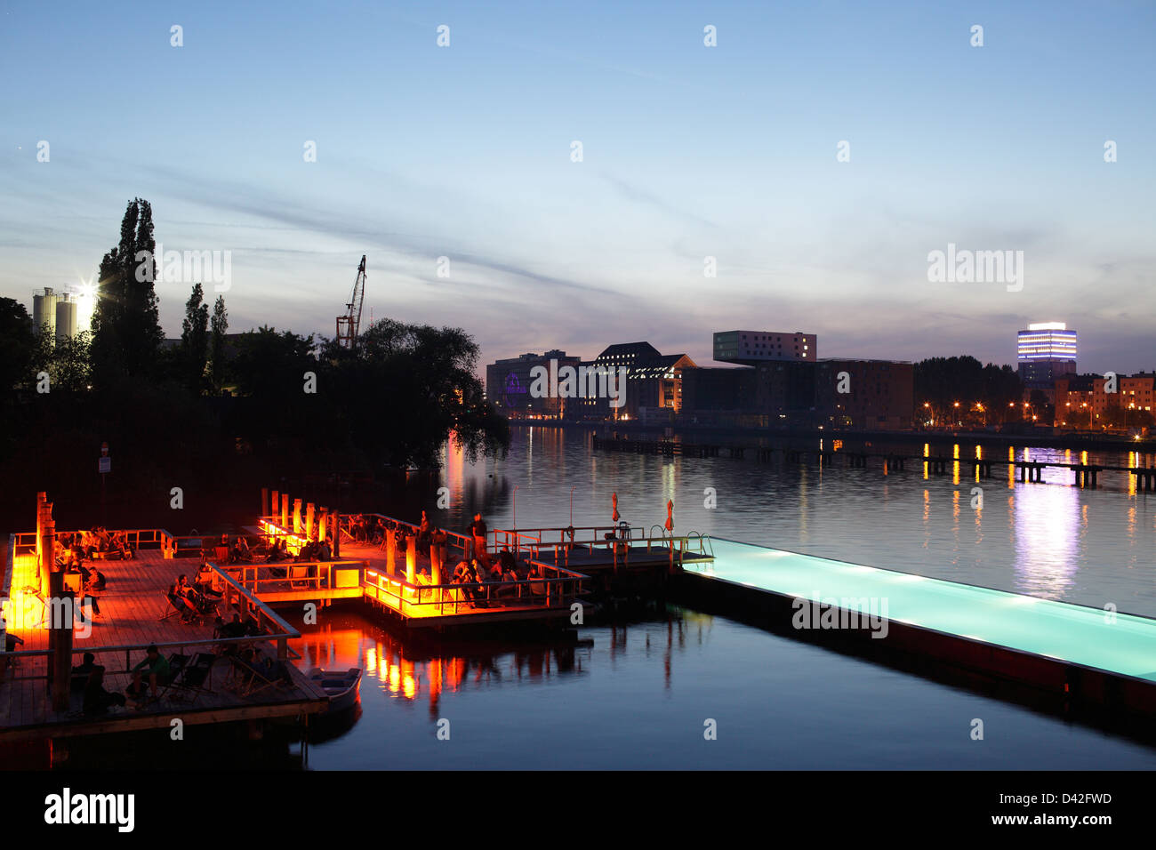 Berlin, Deutschland, das Badeschiff auf der Spree in der Abenddämmerung Stockfoto