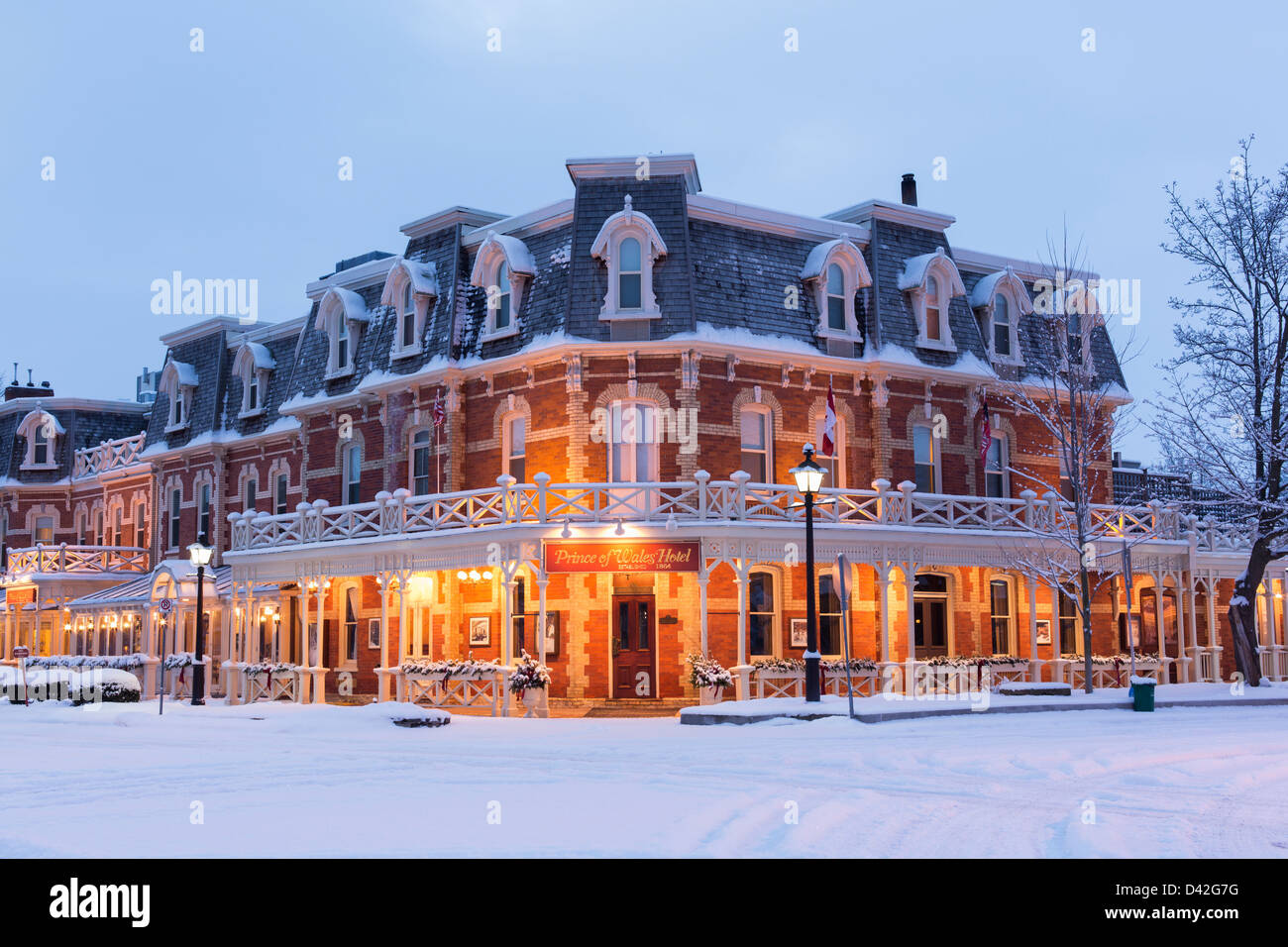 Kanada, Ontario, Niagara-on-the-Lake, Prince of Wales Hotel in einer winterlichen Umgebung. Niagara ist ein kulturelles und kulturelles Ziel. Stockfoto