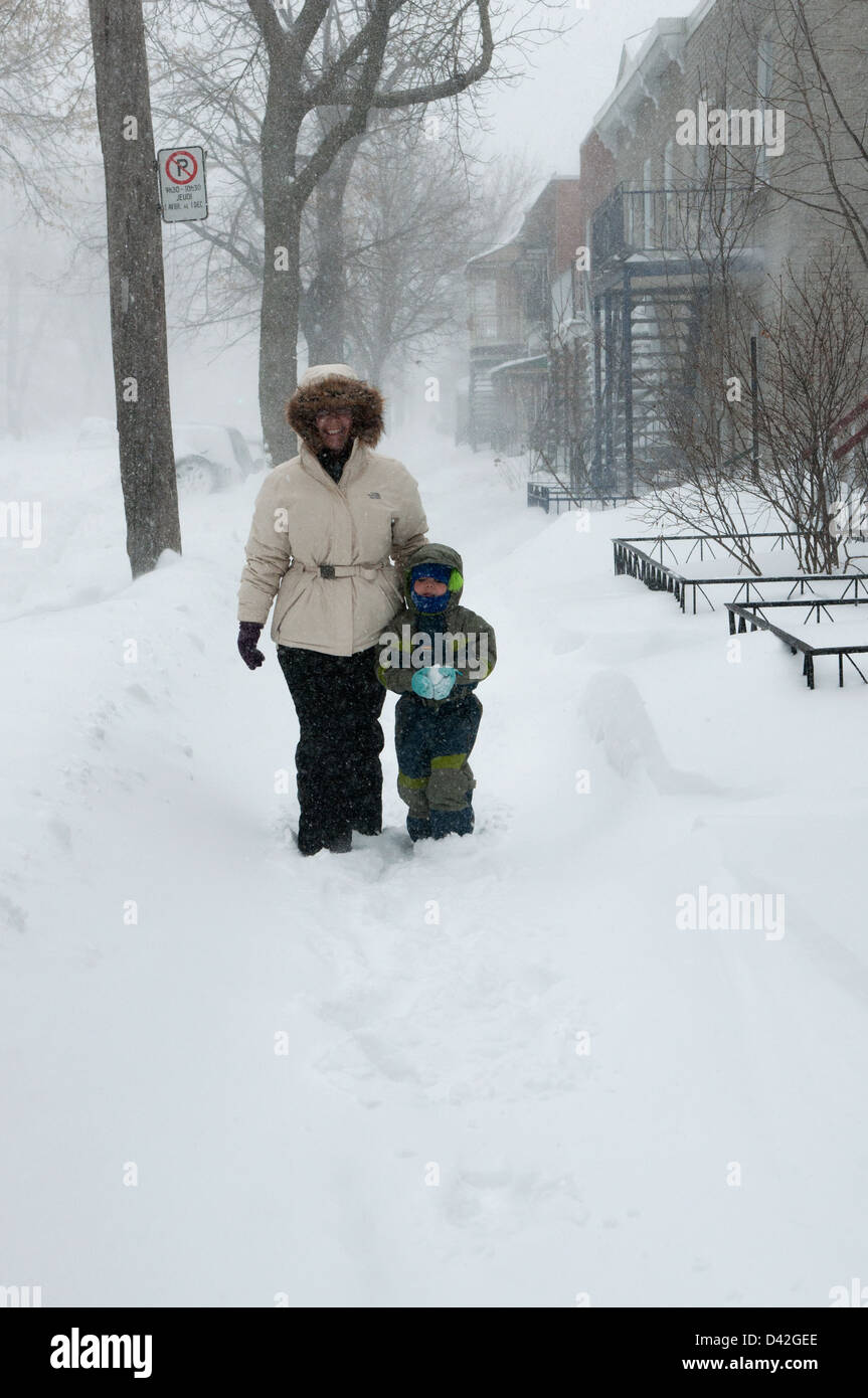 Mutter und Tochter im Schneesturm Villeray Bereich Montreal Kanada Stockfoto