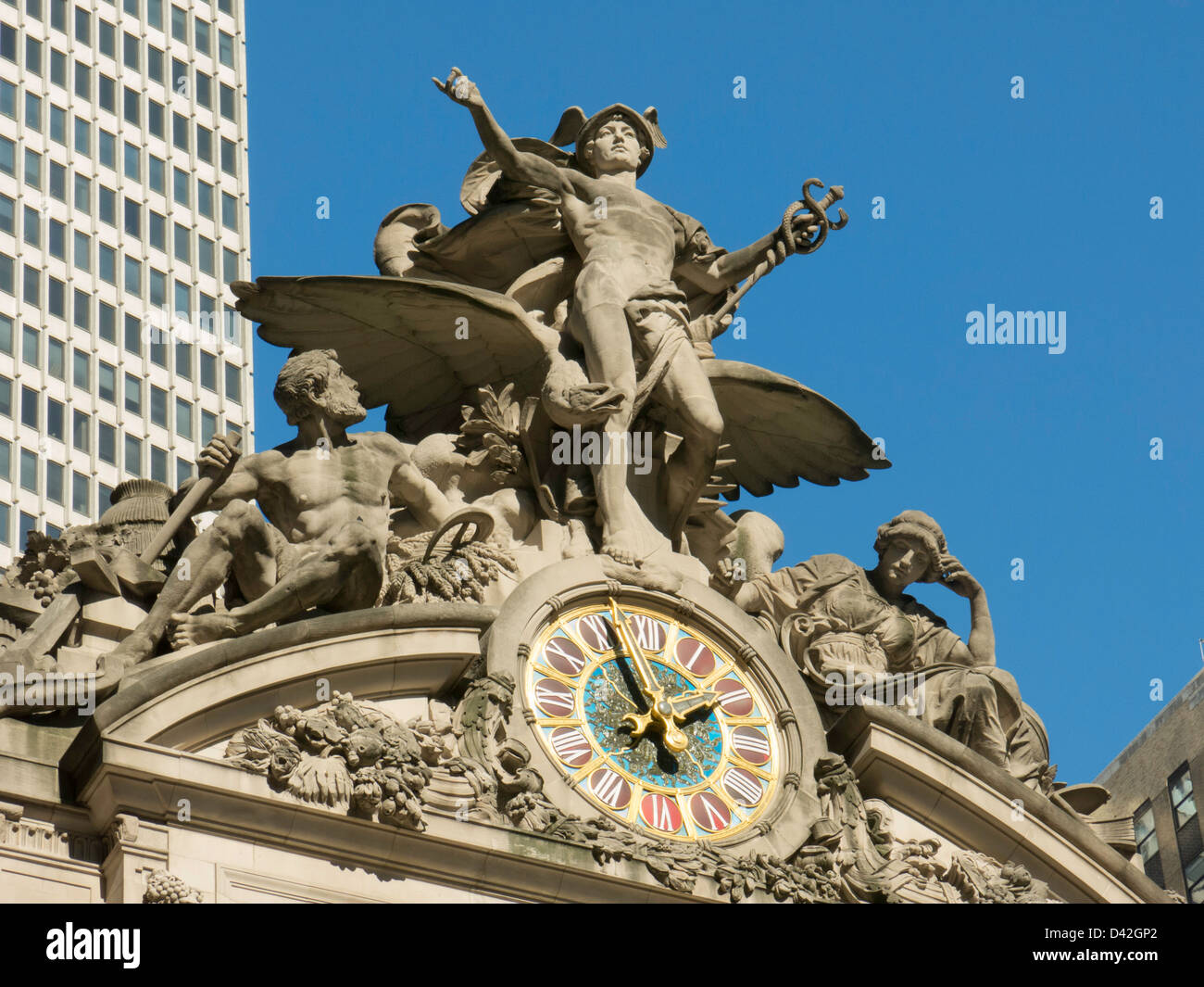 An der Fassade des Grand Central Terminals befinden sich eine Transportskulptur und eine Tiffany-Glasuhr, New York City, USA Stockfoto