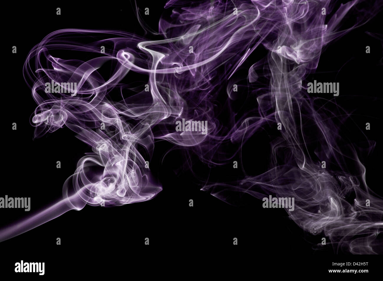 Ein abstraktes Bild lila Rauch vor einem schwarzen Hintergrund gesetzt. Stockfoto