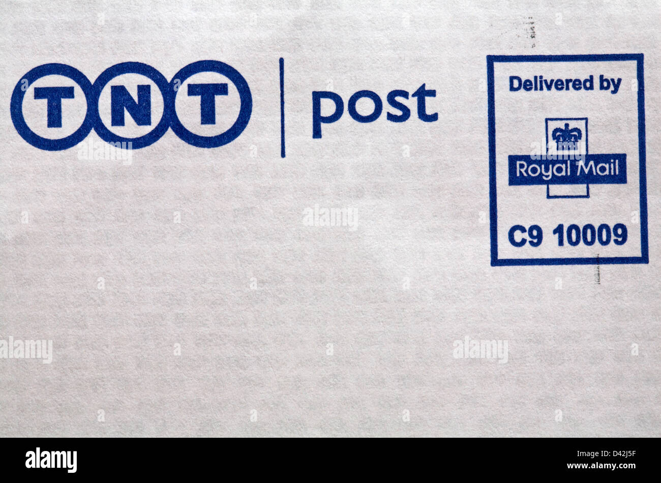 TNT Post von Royal Mail Informationen auf Umschlag geliefert Stockfoto
