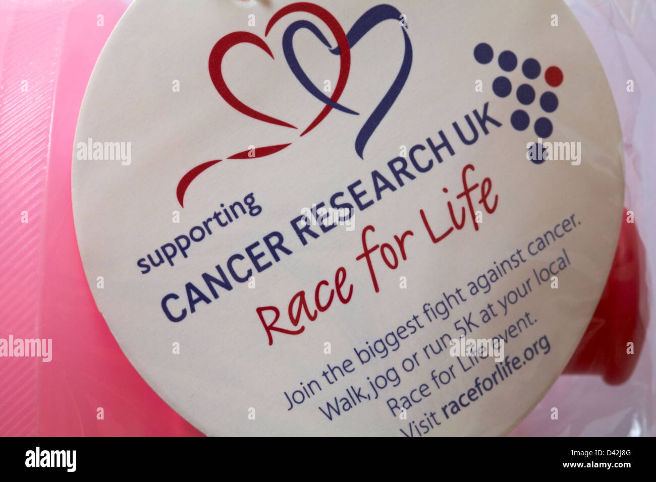 Unterstützung von Cancer Research UK Race für Leben-Aufkleber auf Trinkflasche Stockfoto