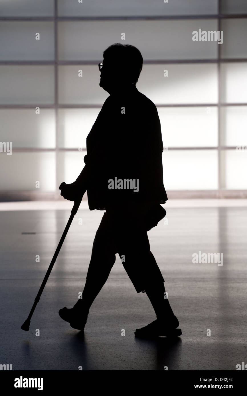 Berlin, Deutschland, die Silhouette eines Rentners mit einer Krücke Stockfoto