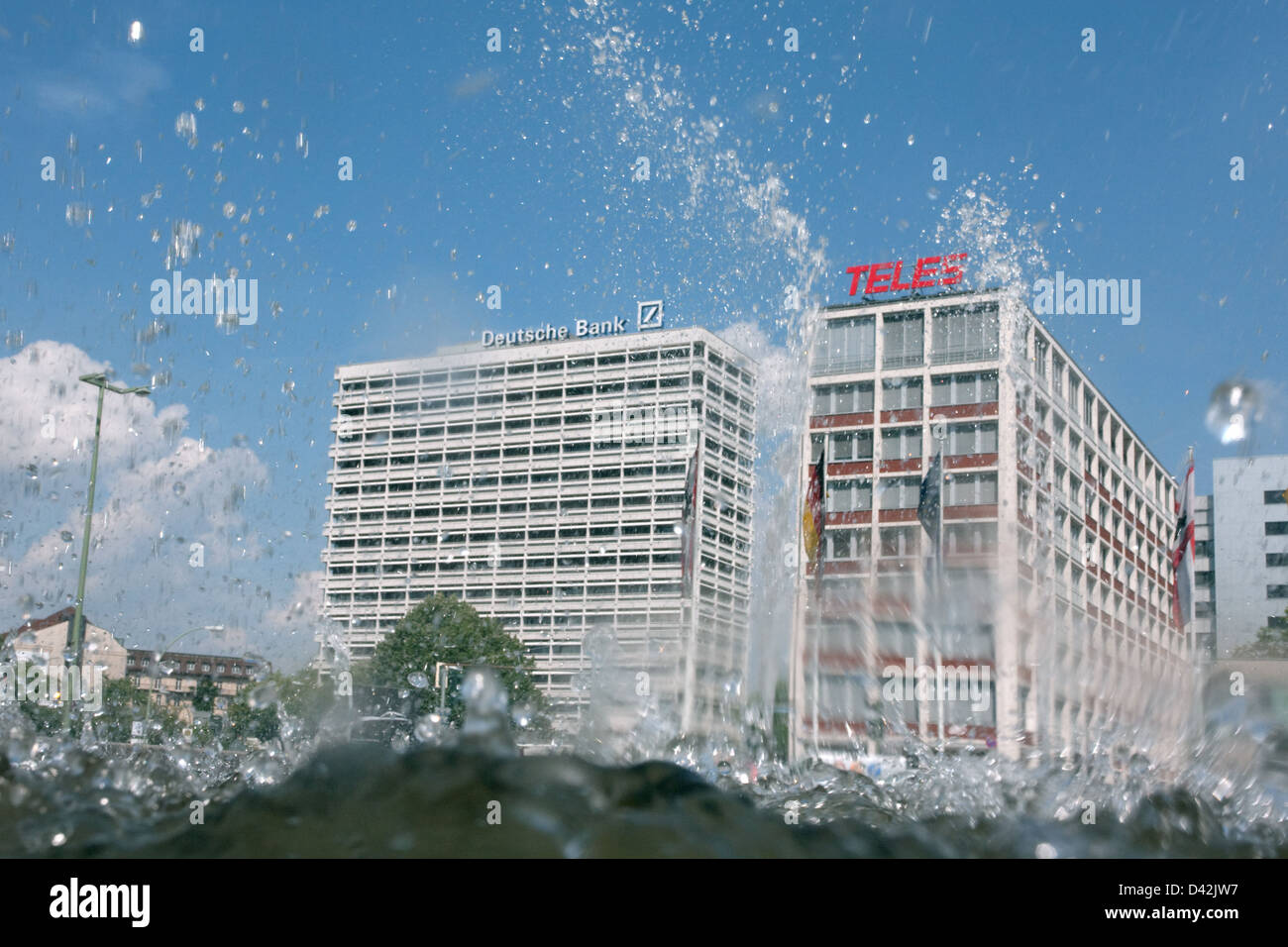 Berlin, Deutschland, das Wasser von einem Brunnen, deutsche Bank und Tele5 Stockfoto