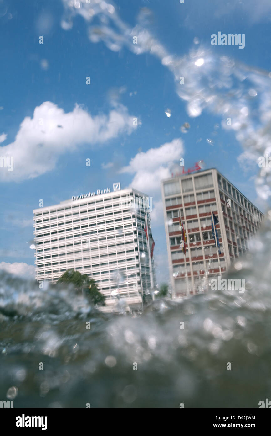 Berlin, Deutschland, das Wasser von einem Brunnen, deutsche Bank und Tele5 Stockfoto