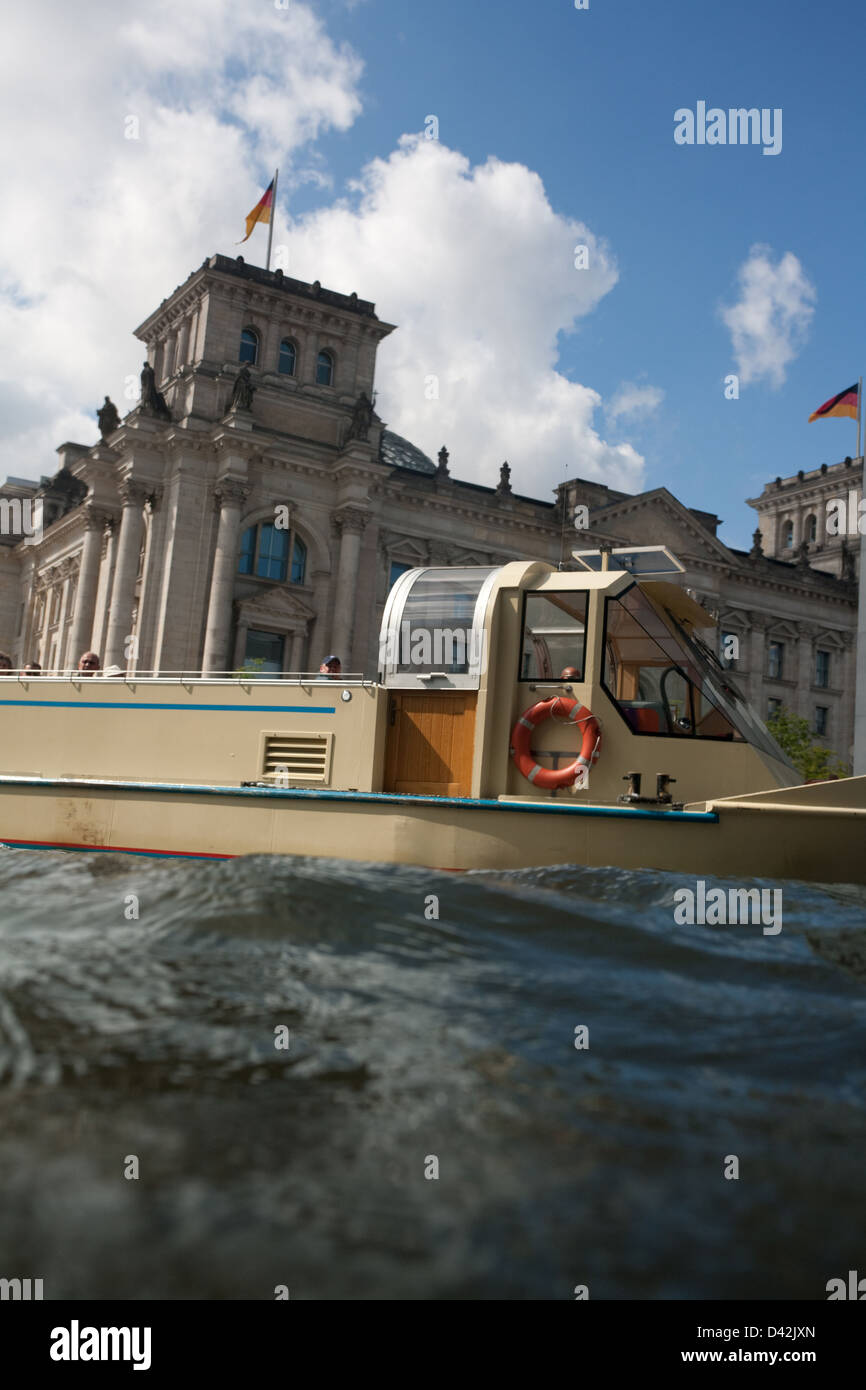 Berlin, Deutschland, Ausflugsschiff an der Spree vor dem Reichstag Stockfoto