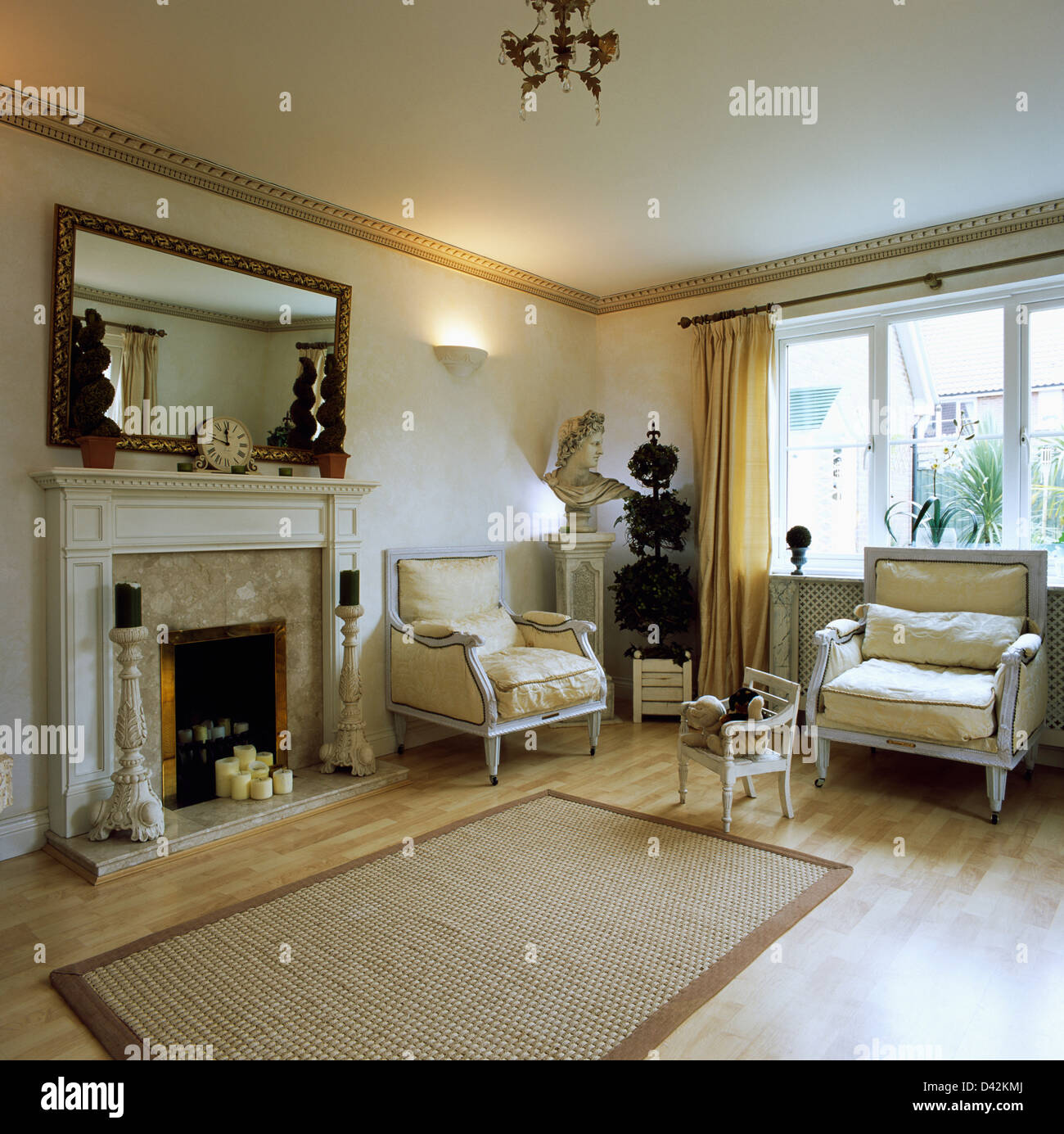 Spiegel über dem Kamin mit künstlichen topiary Baum im Wohnzimmer ... Spiegel über dem Kamin mit künstlichen topiary Baum im Wohnzimmer ...