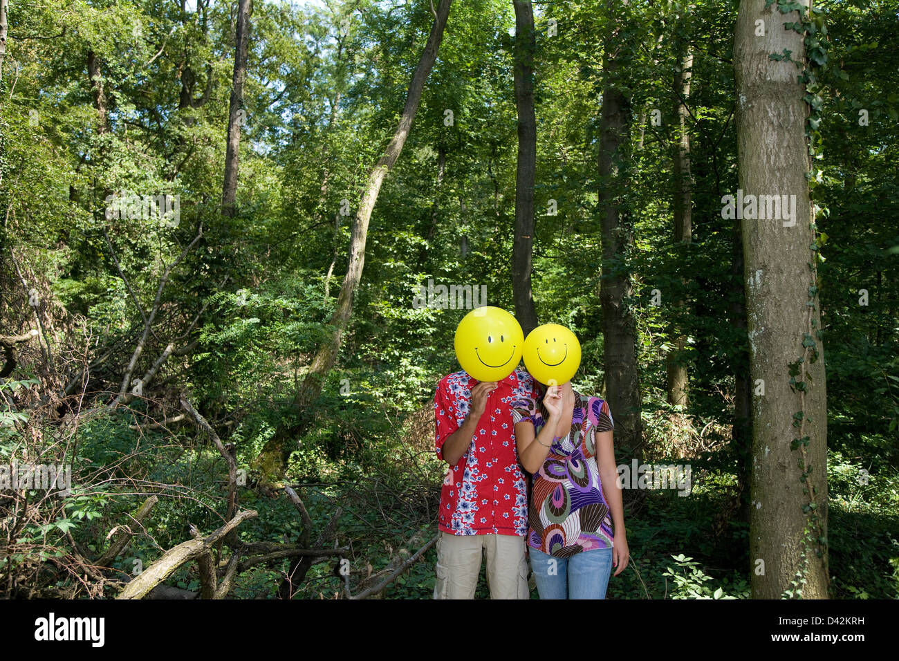 Freiburg, Deutschland, ein junges Paar mit Luftballons mit Smiley-Gesichter Stockfoto