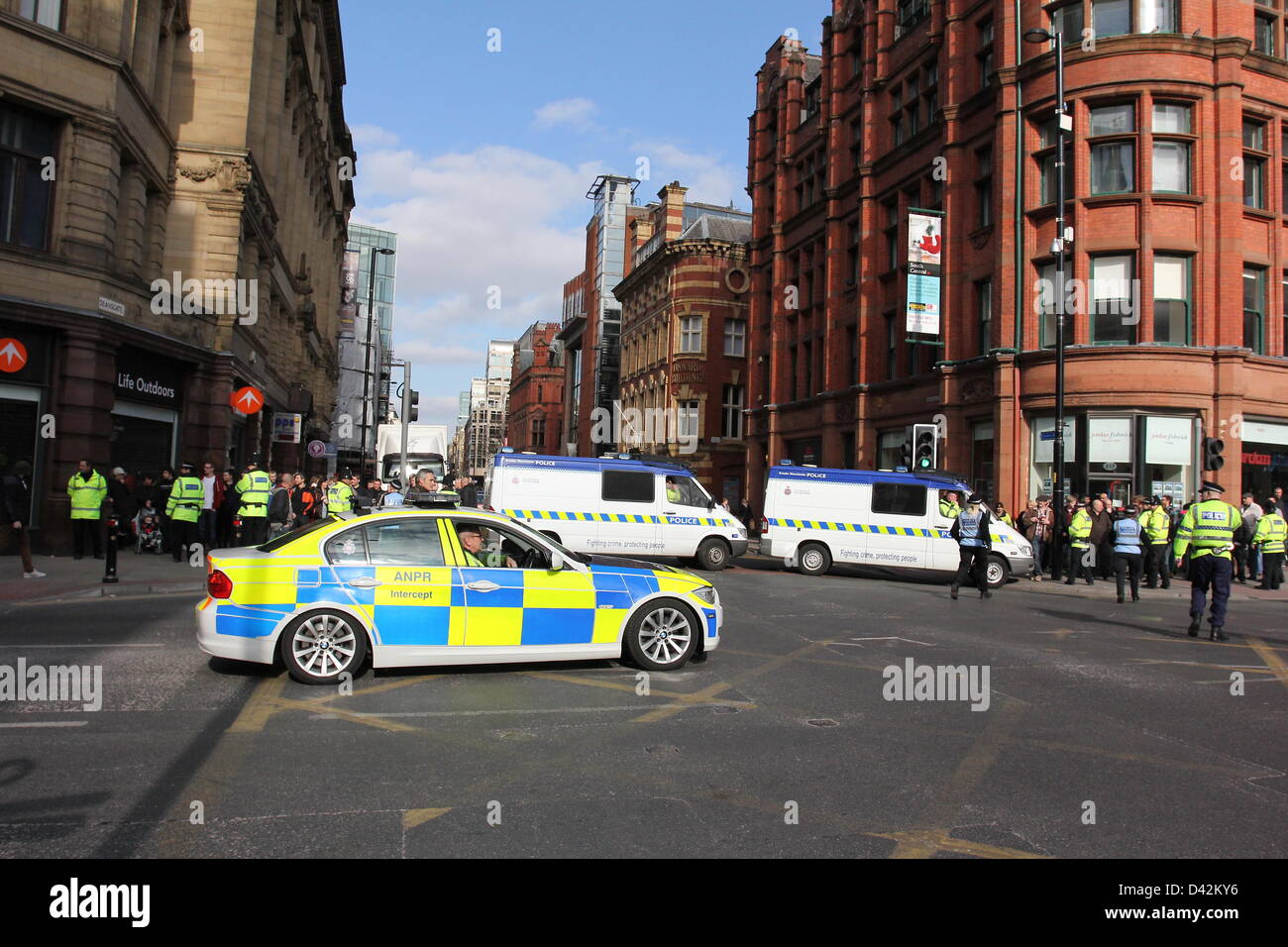 Polizei blockierte Straßen entlang der EDL-Route beenden Sie Elemente aus der Begleitstrecke auszubrechen. UAF stark gegen die EDL zu marschieren und Zähler demonstrierten. Stockfoto