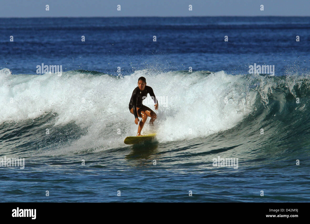 Surfer reiten Welle Hawaii Big Island Pacific Ocean Surf Surfen Stockfoto