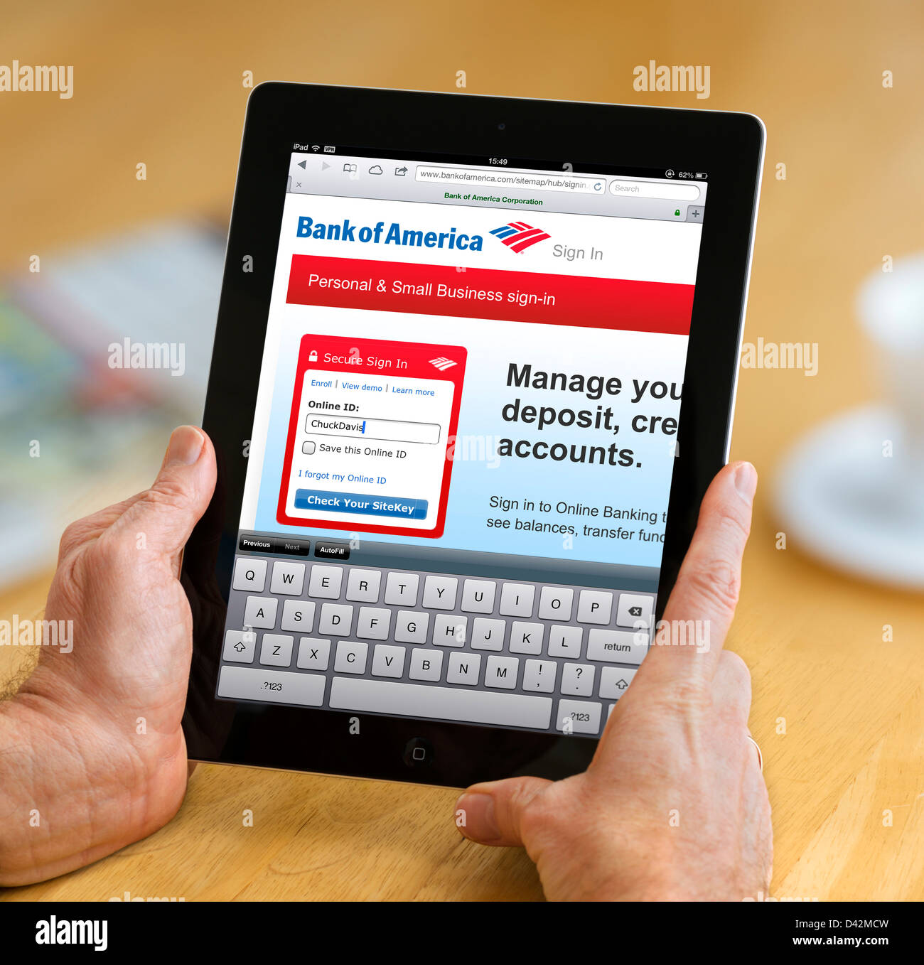 Anmelden ein Konto der Bank of America auf einem iPad 4, USA Stockfoto