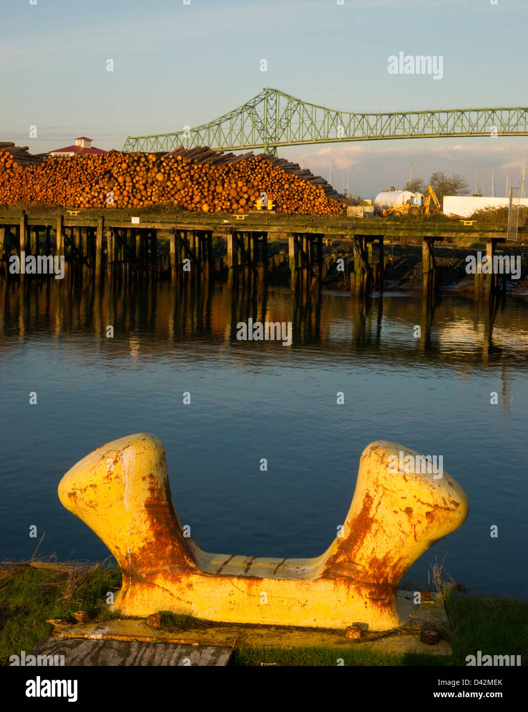 Liegeplatz-Post neben Protokollierung Pier Columbia River Astoria Stockfoto