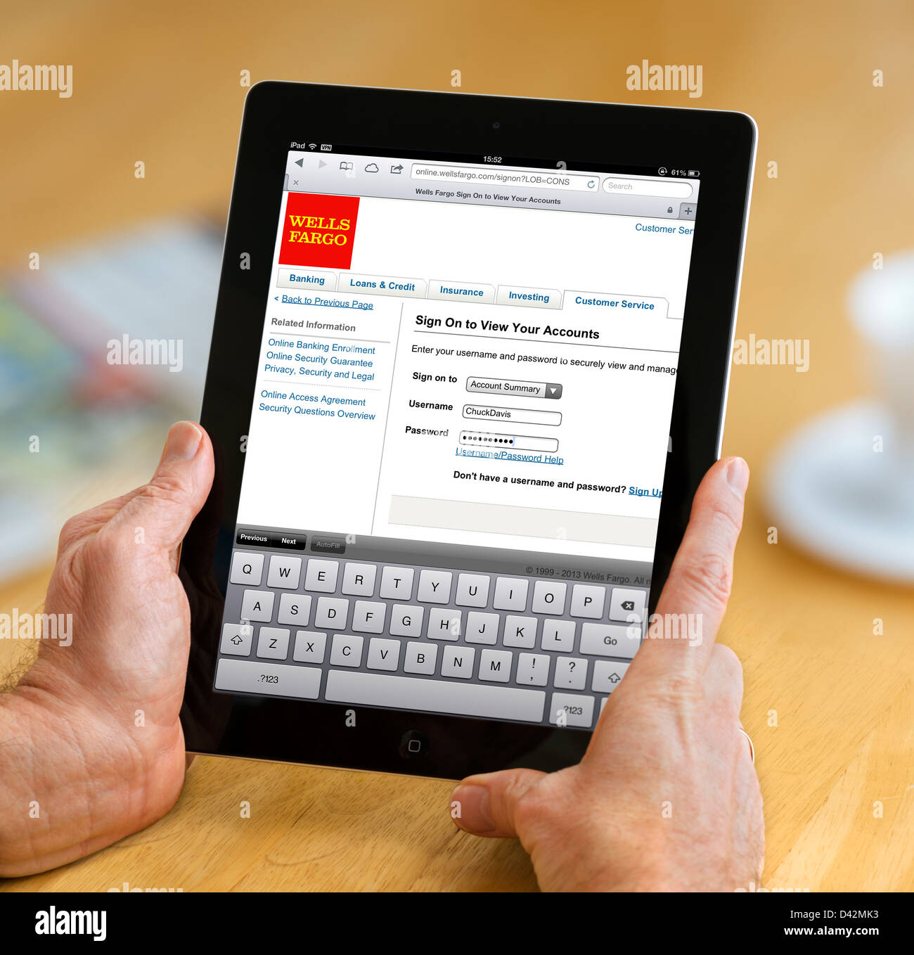 Anmeldung bei Wells Fargo Bank-Konto auf einem iPad 4, USA Stockfoto