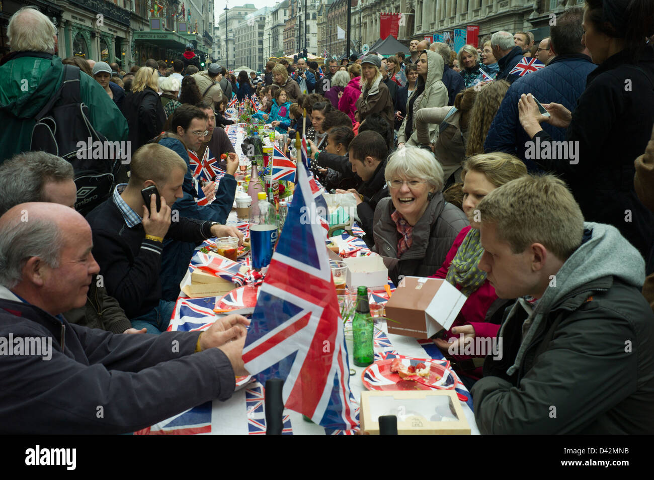 Queens Jubilee Piccadilly Street Party, London England, Juni 2012. Partytische ersetzen die Piccadilly-Verkehr für das Jubiläum. Stockfoto