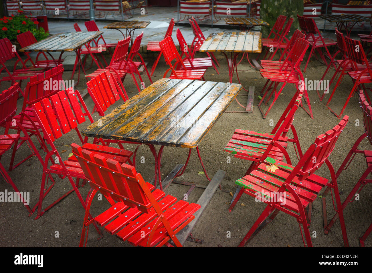 Berlin, Deutschland, Regen-getränkten Tische und Stühle auf den Prater Garten Stockfoto