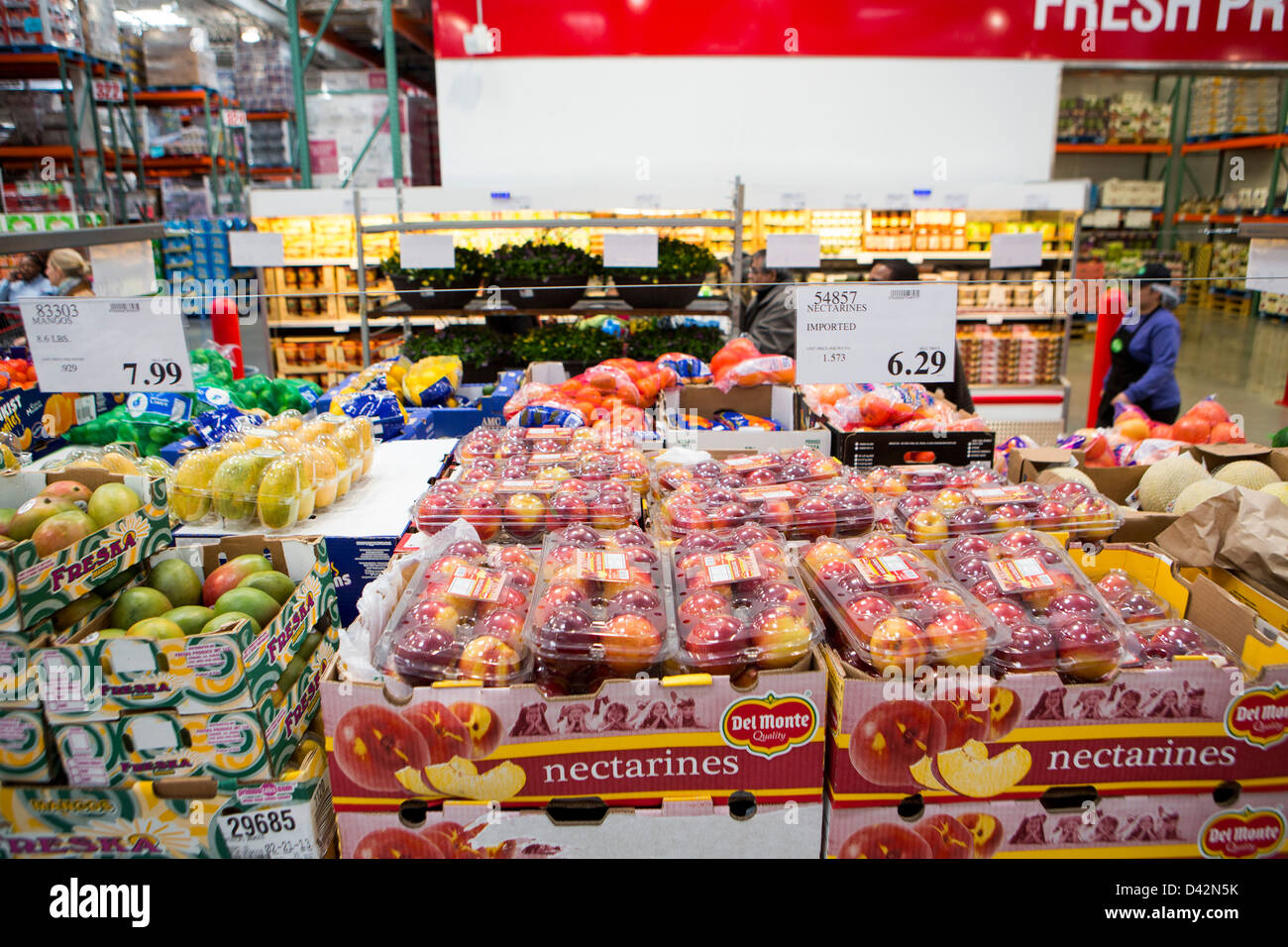 Kunden in der Gemüseabteilung eines Costco Wholesale Warehouse Clubs einkaufen. Stockfoto