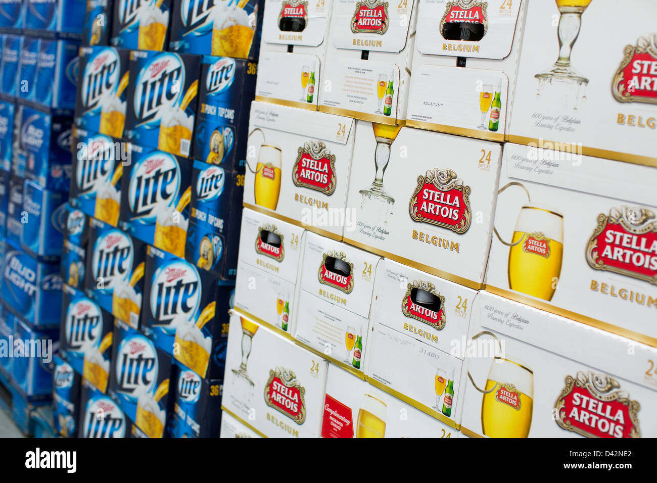 Stella Artois und Miller Lite Bier auf dem Display an einem Costco Wholesale Warehouse Club. Stockfoto