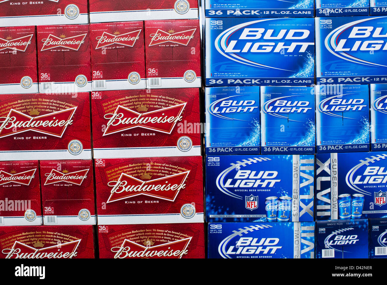 Budweiser und Bud Light Bier auf dem Display an einem Costco Wholesale Warehouse Club. Stockfoto
