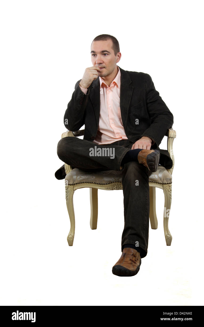 Mann sitzt auf einem Stuhl in einer Pose des "zu-Fuß" auf einem weißen Hintergrund Stockfoto