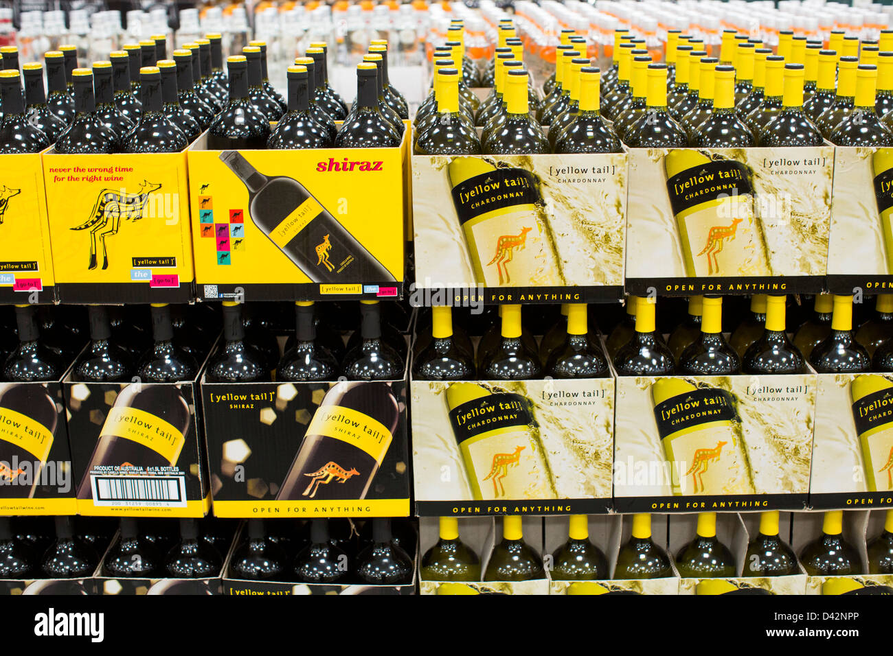 Yellow Tail Shiraz und Chardonnay Wein auf dem Display an einem Costco Wholesale Warehouse Club. Stockfoto