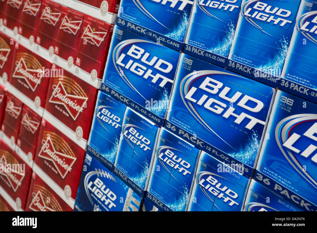Budweiser und Bud Light Bier auf dem Display an einem Costco Wholesale Warehouse Club. Stockfoto
