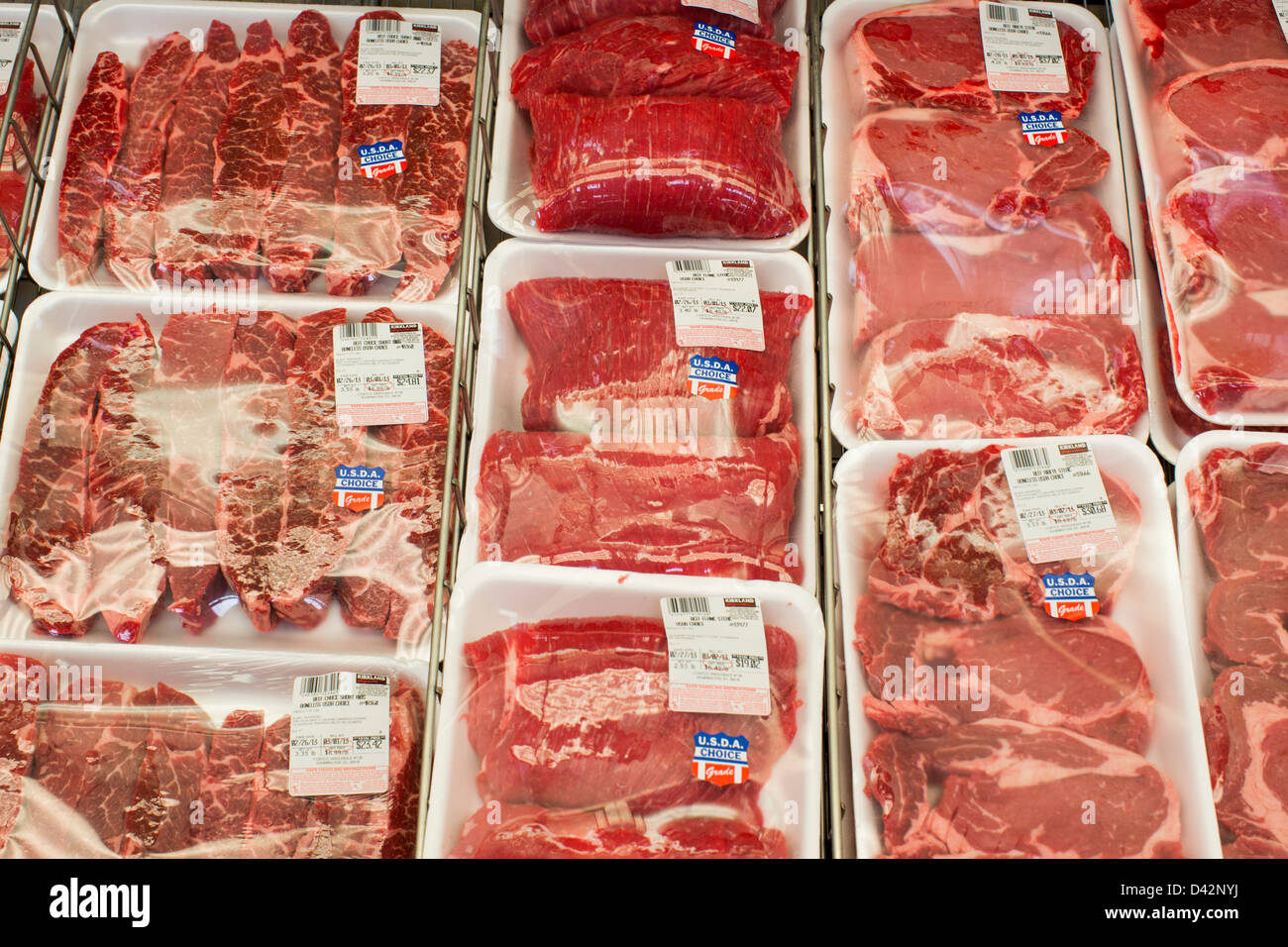 Rindfleischprodukte auf dem Display in einem Costco Wholesale Warehouse Club. Stockfoto