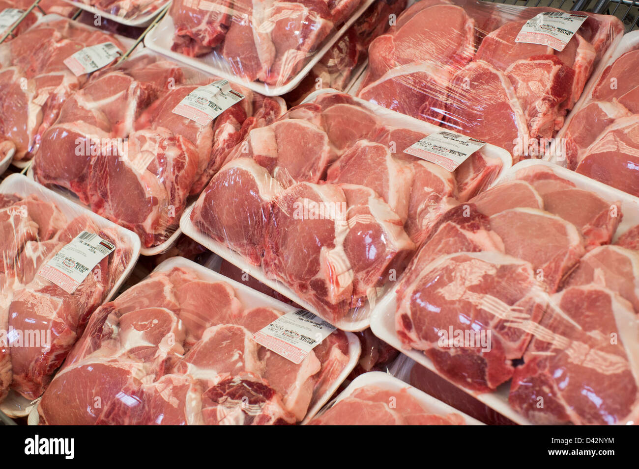 Schweinefleischprodukte auf dem Display in einem Costco Wholesale Warehouse Club. Stockfoto