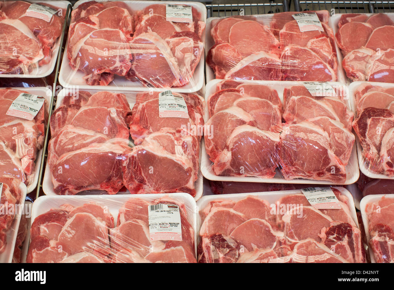 Schweinefleischprodukte auf dem Display in einem Costco Wholesale Warehouse Club. Stockfoto