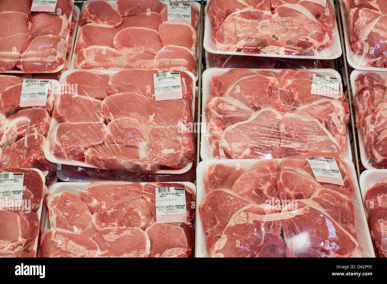 Schweinefleischprodukte auf dem Display in einem Costco Wholesale Warehouse Club. Stockfoto