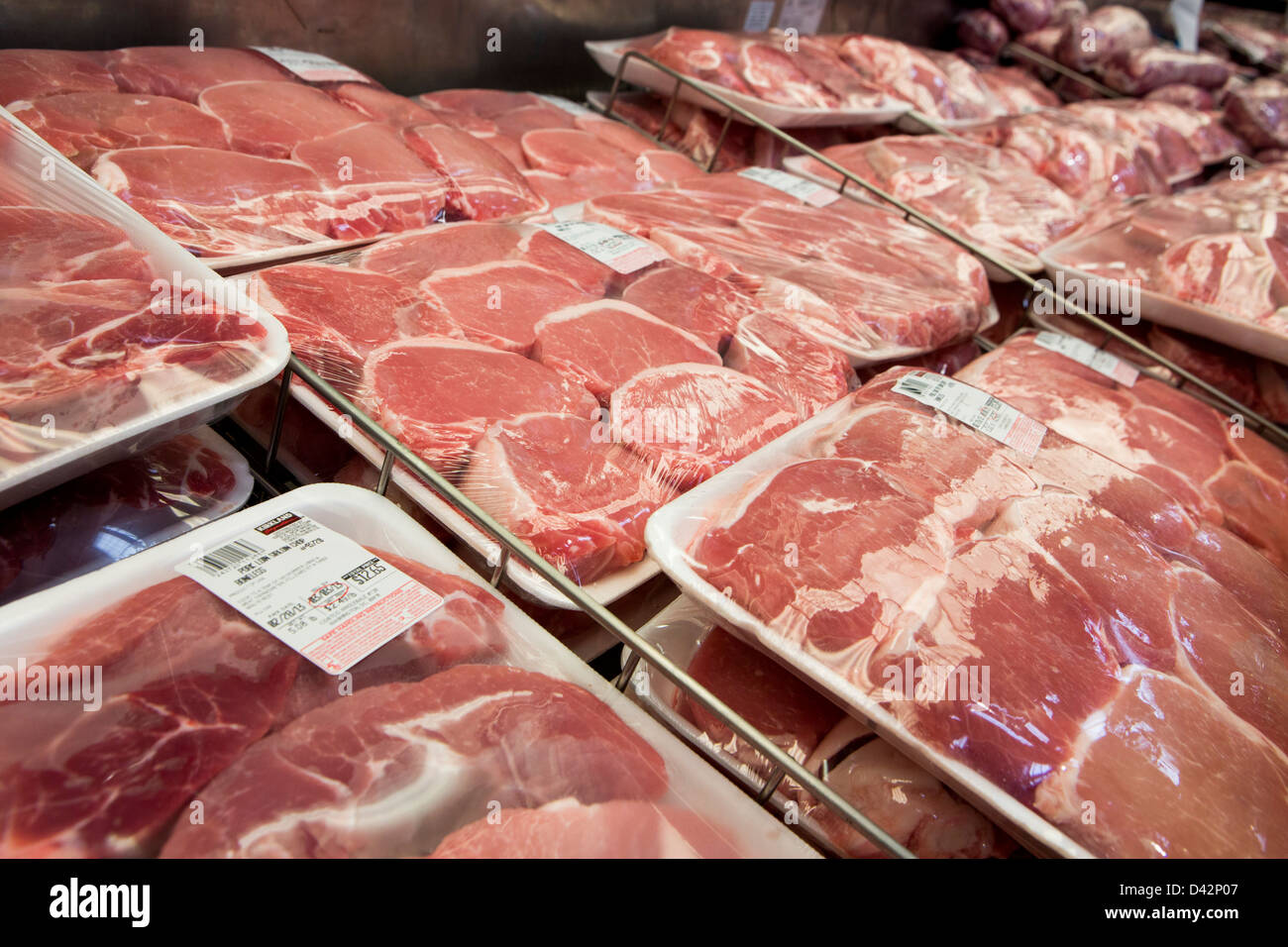 Schweinefleischprodukte auf dem Display in einem Costco Wholesale Warehouse Club. Stockfoto